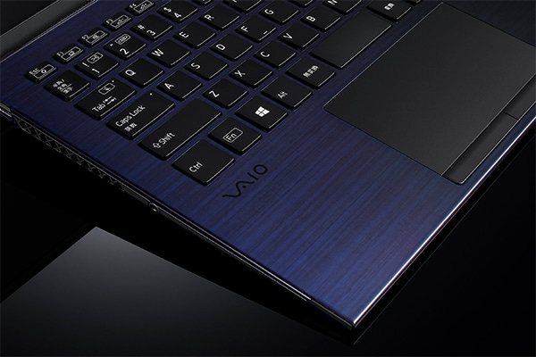 VAIO VAIO Z (勝色特別仕様) (VJZ1428)のキーボードを正面左斜め上から見る